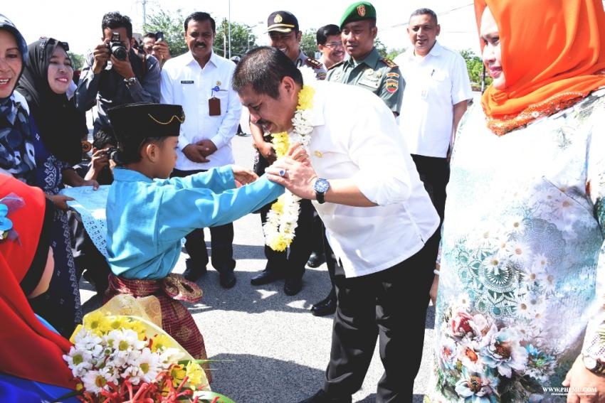 Bupati Bengkalis Amril Mukminin dikalungi bunga oleh siswa sempena pembukaan lomba kreativitas